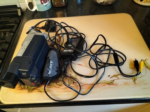 Sony Handycam CCD-TRV218E Camcorder Hi8 Tape 560x Night Vision Camera + Charger - Picture 13 of 14