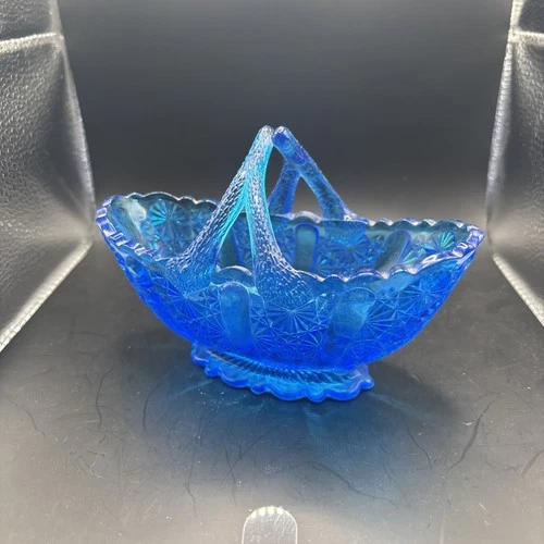 VINTAGE FENTON ART GLASS BLUE DAISY & BUTTON BASKET