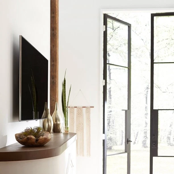 Soporte de TV de movimiento completo Sanus Vuepoint FLF424KIT para televisores de 42"-85" viene con 9,8' 4k Foto 2 de 3