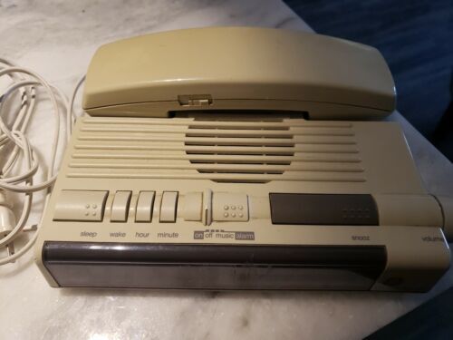 Vintage GE General Electric Solid State AM Radio - Model P Vintage GE General Electric Solid State AM Radio - Model P