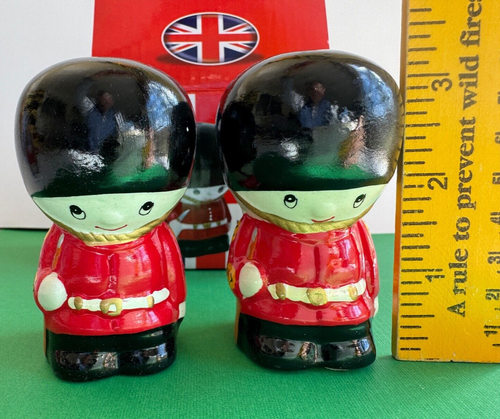 British Souvenir Buckingham Palace Royal Guardsmen Ceramic Salt/ Pepper Shakers - Picture 8 of 9