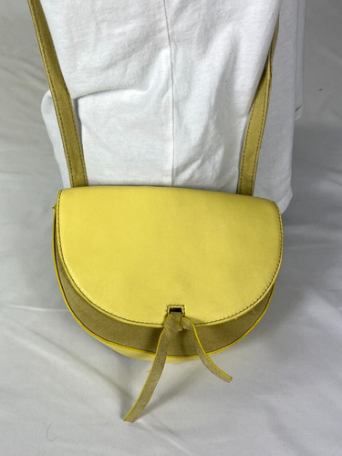 FREE PEOPLE Umhängetasche aus gelbem Wildleder aus Leder mit verstellbarem Riemen