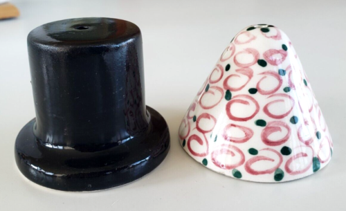 Ensemble shaker à sel haut et chapeau de clown vintage japonais tasse à œufs 1-13/16" céramique - Photo 1 sur 4