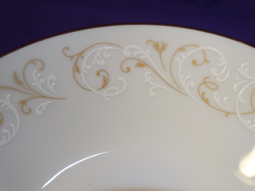 NORITAKE CHINA DUETTO PATTERN 6610 COUPE SOUP BOWL WHITE / GOLD SWIRL ON WHITE - Picture 4 of 7