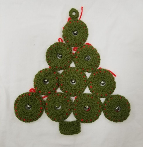 Handgefertigter gehäkelter Weihnachtsbaum Türhänger Jingle Bells rote Schleifen grüne Kreise - Bild 2 von 7