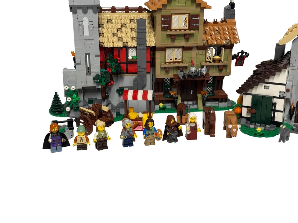 LEGO Icons 10332 Medieval Town Square, photo 2 of 3
