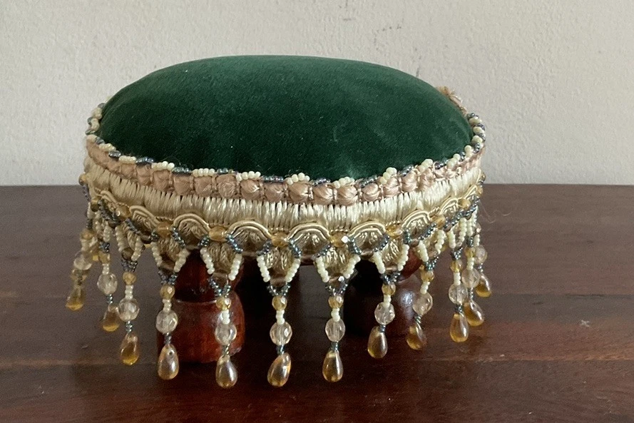 Precioso cojín vintage de terciopelo verde y cuentas sobre base de madera Foto 4 de 4