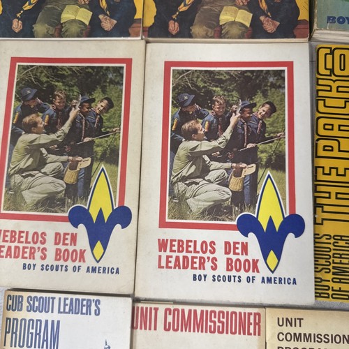 12 Vintage Boy Scout WEBELOS Cub Scout Paperback Book Handbook Etc - Imagen 7 de 16