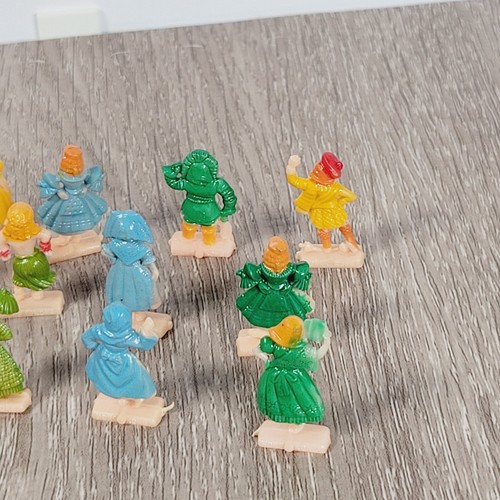 27 figuras de plástico pintadas de colección Von Brode Cereal Prize alrededor del mundo - Imagen 16 de 24