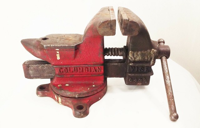 Vtg Columbian C43 1 2 Swivel Bench Vise 3 1 2 Jaws Anvil Back Red