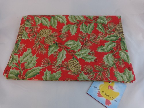 Mantel de Navidad 84"" x 60"" tela roja rectangular conos de pino bayas de acebo - Imagen 2 de 3