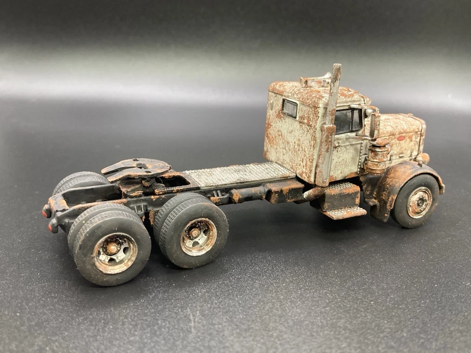 1955 Peterbilt 281 1/64 Diecast Rusty Weathered Semi Tractor Truck Barn Find IXO - Image 4 of 4