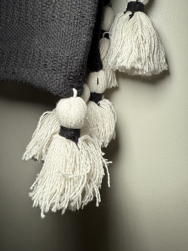 VIRAL SELTEN Rachel Zoe schwarz mit weißen Halloween Geistern & Quasten Überwurf Decke - Bild 6 von 8