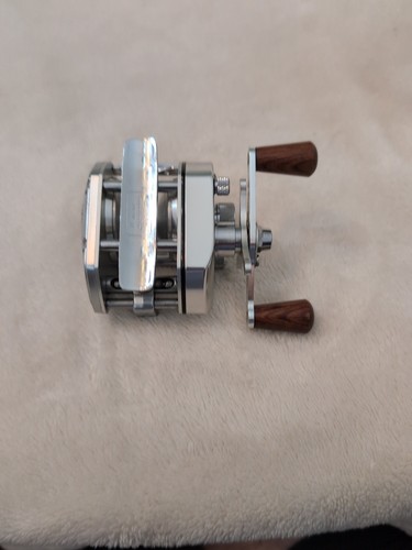 Carrete de fundición de cebo Shimano Bantam 100 diestro diseñado para profesionales nuevo en caja - Imagen 2 de 6