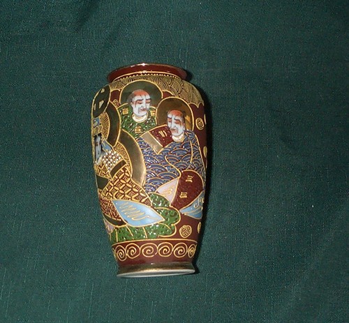 Japanese Porcelain Moriage Dragonware Immortals 6" Vase Lots of Gold, Signed - Picture 5 of 8