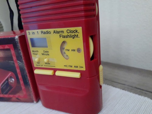 Portable FM/AM Radio Emergency Alarm Clock Flashlight US 3 In 1 new - Picture 2 of 6
