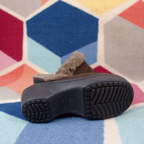 Zuecos Crocs para mujer zapatero mula marrón gamuza forro de piel sintética sin cordones talla 6 EE. UU. - Imagen 6 de 7
