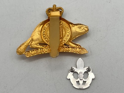 Canadian Army Royal 22nd Regiment Van Doos Hat / Cap Badge & 1 Collar Pin Badge - Picture 6 of 8