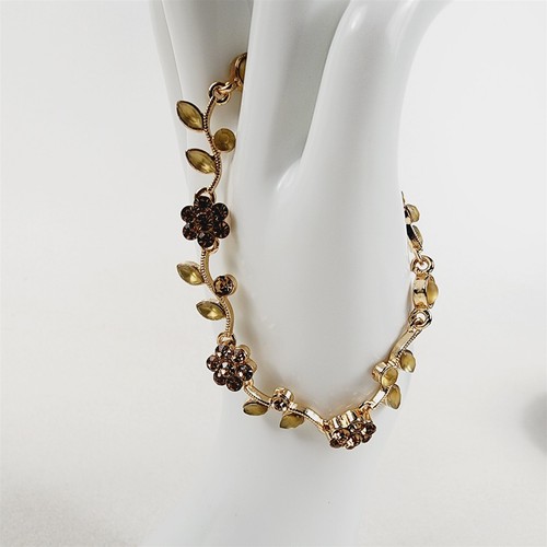 Gold Tone Flower Leaf Cluster Rhinestone Necklace Jewelry Set - Picture 7 of 8