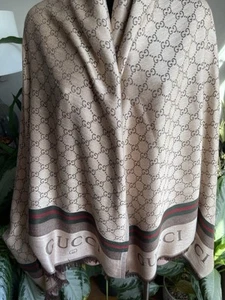 Foulard enveloppant châle Gucci.