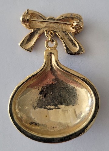 Vintage Weihnachtsschleife mit baumelndem Ornament Emaille Brosche/Anstecknadel 1,75" x 1,25" - Bild 2 von 2