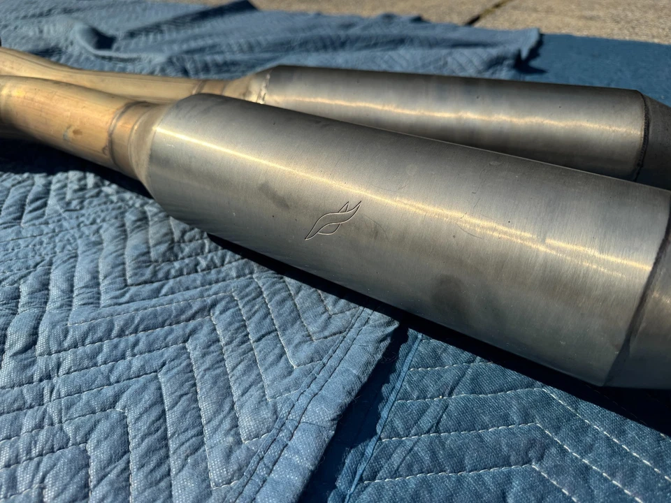 Nissan 370Z 2010-2021 escape intenciones rápidas - resonadores de 18" y silenciadores de 10" Foto 3 de 4