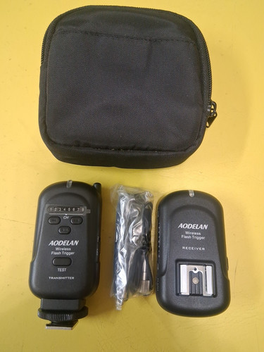 Universal Hotshoe 2.4Ghz 200M Wireless Flash Trigger Transmitter Receiver Unit - Picture 1 of 6