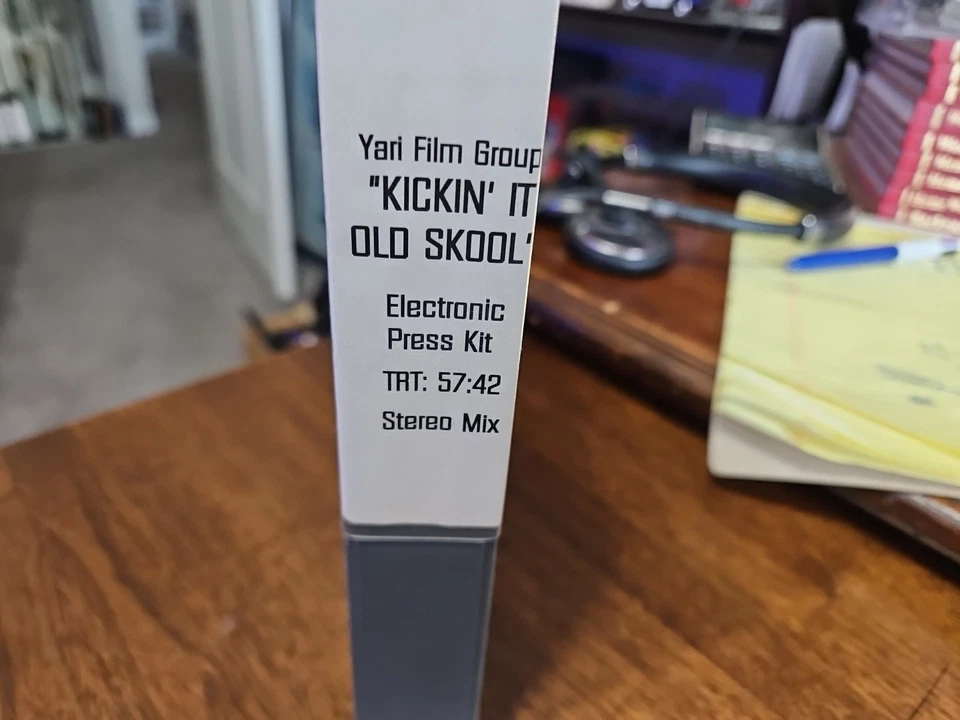 Kit de prensa electrónica Kickin It Old Skool Betacam SP Jamie Kennedy Maria Menounos Foto 3 de 4