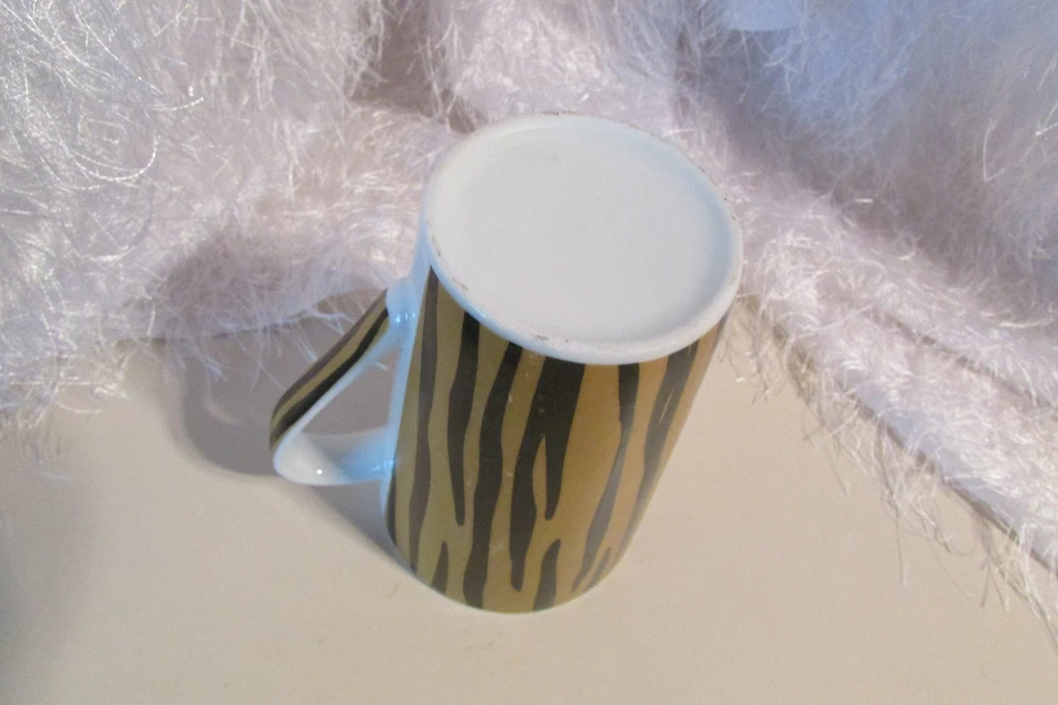 TAZA CON ESTAMPADO ANIMAL - NEGRO Y MARRÓN, 5" ALTO (HALL D)  Foto 4 de 4