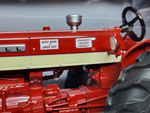 Case IH Farmall 460 Demonstrator Tractor 60th Anniversary By Ertl 1/16 Scale - Picture 4 of 12
