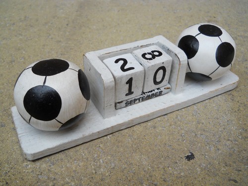 Wooden Perpetual Calendar TWO FOOTBALL BALLS 15 cm NEW Packaging - Picture 4 of 8