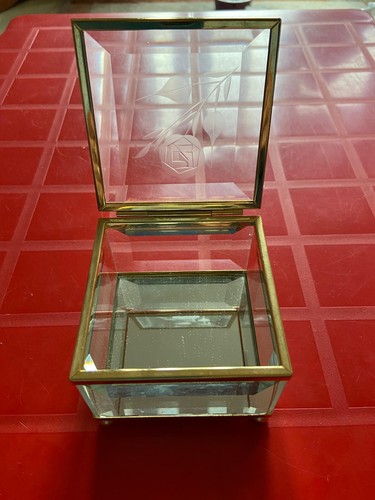 Glass Trinket Box With Rose Lid & Mirror Floor - Gold Edges - Picture 3 of 7