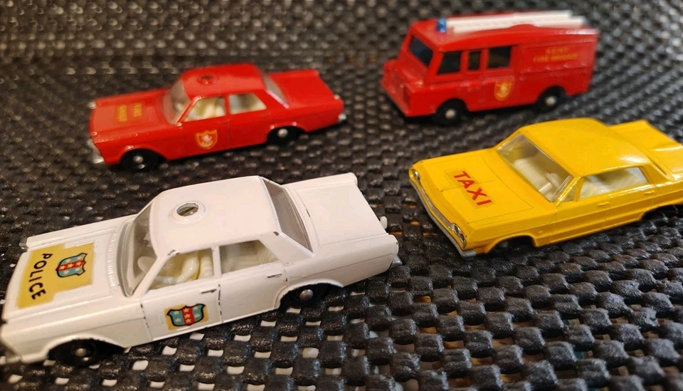 Винтажный Lesney MB: Такси Impala, Автомобили Ford Galaxie Police & Fire Chief и LR Fire Trk - Изображение 2 из 4