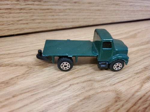 Maisto Dark Green International Utility Van Truck - Picture 2 of 4