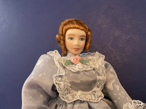 Lote De Colección De 4 Muñecas Artesanas Miniatura Victorianas Vestidas Casa De Muñecas En Muy Buena Condición - Imagen 8 de 10