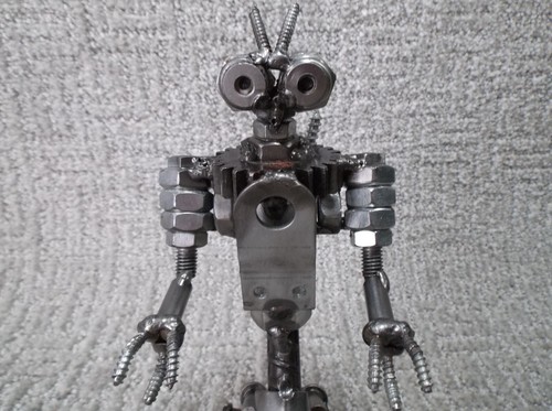 Arte de tuerca y perno de chatarra soldado hecho a mano JOHNNY FIVE - Imagen 4 de 6