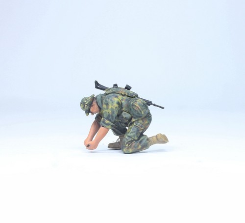 PreSale Modern German Soldiers (05 Painted Figures) 1:35 Pro Built Model - Picture 11 of 12