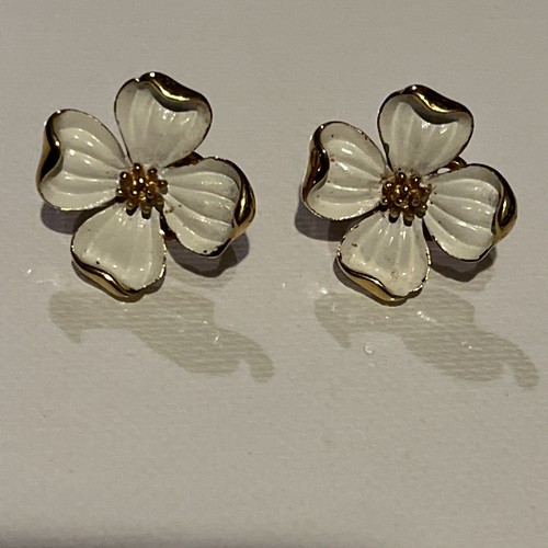 PENDIENTES Y BROCHE PRENDEDORES VINTAGE TRIFARI esmalte blanco flores madera perro - Imagen 2 de 10