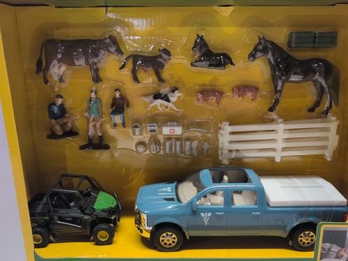 John Deere 1:32 Scale LP85798 On-the-Farm Vet Toy Set - Picture 2 of 6