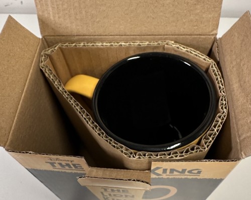 Taza de café con leche Disney Presents The Lion King Broadway musical alta 16 OZ NUEVA EN CAJA - Imagen 2 de 2