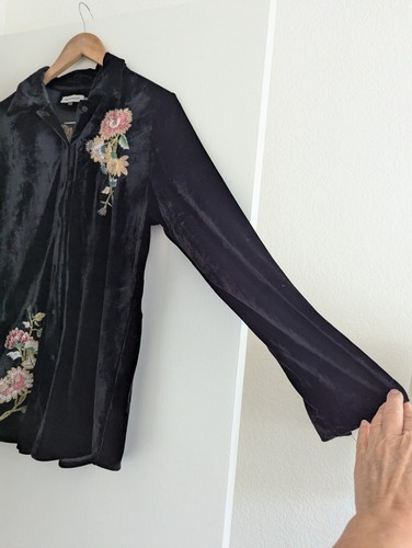 Camicia Paparazzi nera in velluto ricamato floreale con bottoni davanti taglia M - Foto 4 di 12