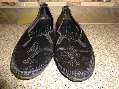 Womens Sz 8 MINNETONKA MOCCASINS Black Leather Mocs Stitching Shoes Rubber Soles - Picture 3 of 4