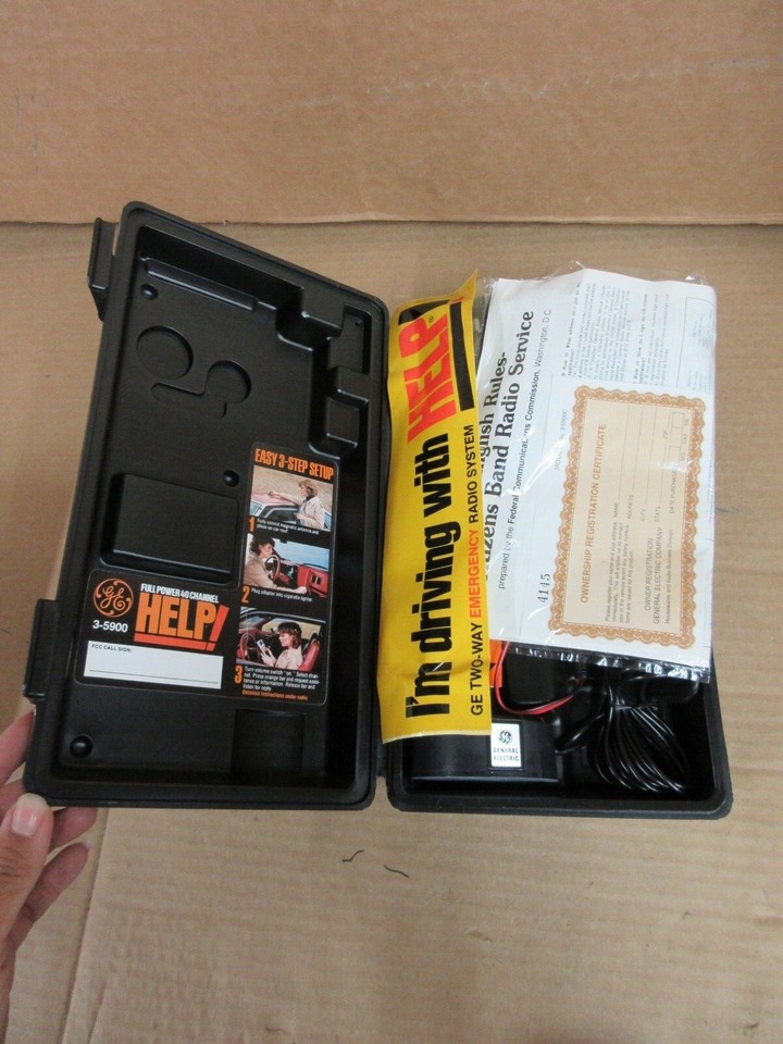 Vintage GE HELP Emergency 2 Way CB Radio 40 channel 35900 With Case B