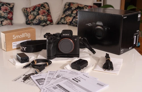 SONY ALPHA A7-IV A74 A7IV Camera BOXED + SmallRig Grip + Firmware 4.00 ILCE-7M4
