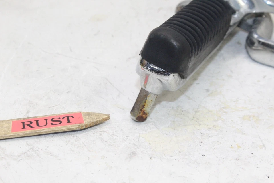 2001 SUZUKI HAYABUSA GSX1300 OEM ПРАВАЯ ЗАДНЯЯ УСТАНОВКА ВОДИТЕЛЬСКИЙ НОЖНОЙ КОЛЫШЕК УПОР - Изображение 2 из 4