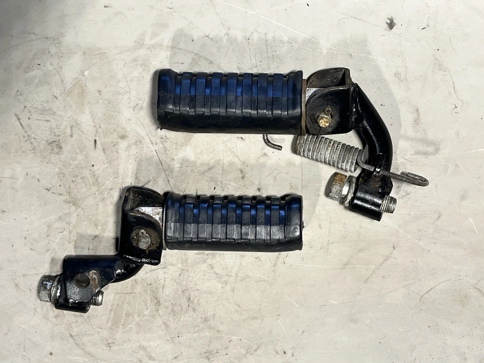 Pedales de almohadilla de clavija delantera izquierda derecha Kawasaki KZ400 D S 1976 74-83 modelos OEM Foto 3 de 3
