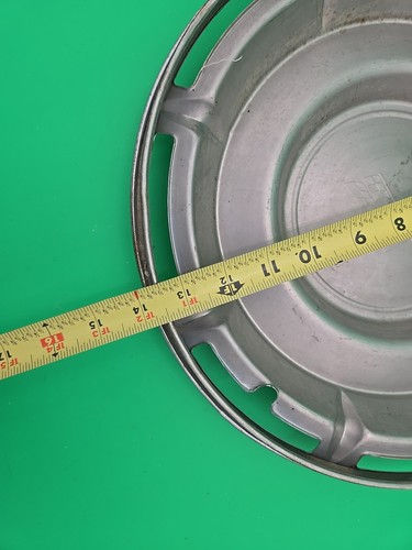 Nice / ORIGINAL 1960 Chevy Impala / Belair / 14 Inch Hubcap / Wheel Cover - Picture 4 of 5