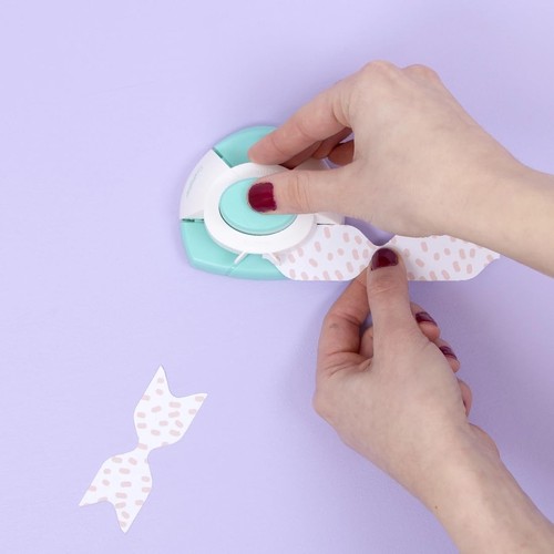 Craftelier - Perforadora Esquina Sobre desde 5 x 8,8 cm Hasta Turquesa y Blanco  - Imagen 3 de 9