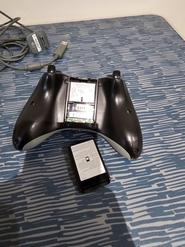 2 Official Microsoft Xbox 360 Wireless Controls Black & Charging Cable - Picture 8 of 9