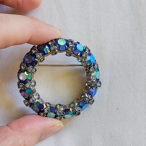 Vintage Warner Brooch - Circle Wreath Blue Aurora Borealis Rhinestones MCM - Picture 3 of 7